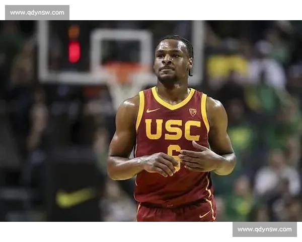 詹姆斯转发布朗尼扣篮训练:父子齐力见证成长! 詹姆斯转发布朗尼扣篮训练:父子齐力见证成长!